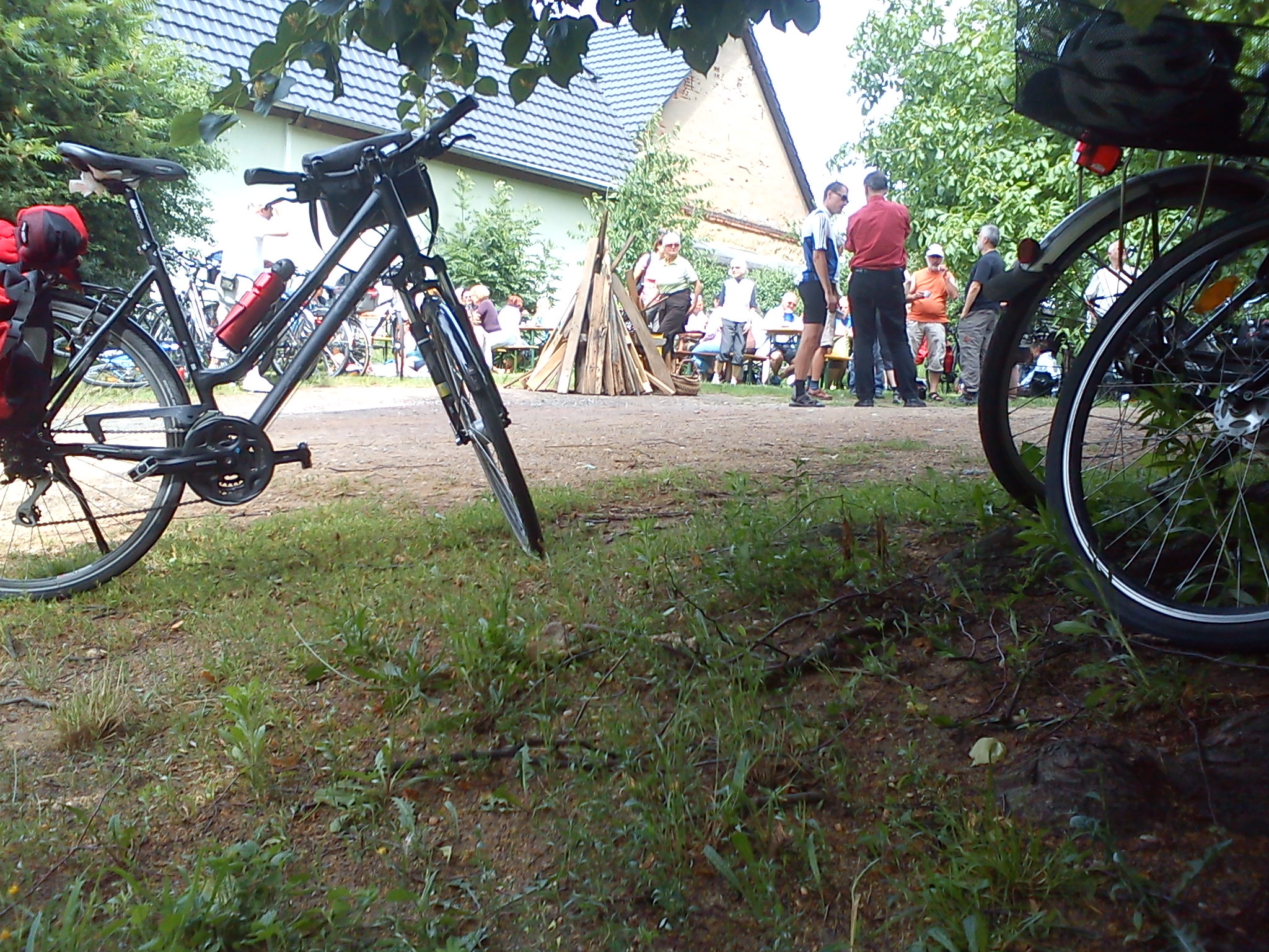 Kaffeetrinken im Pfarrgarten