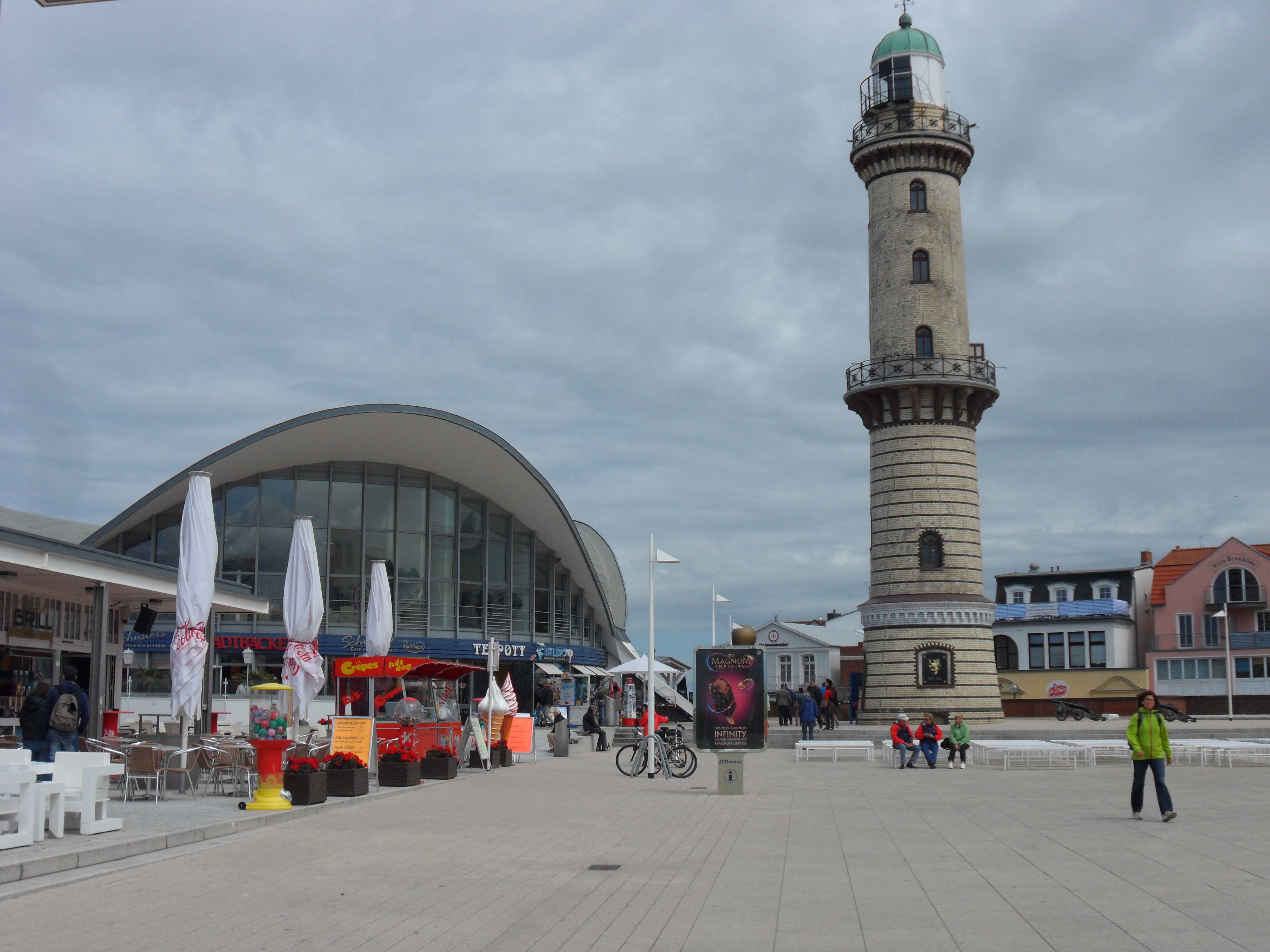 Teepott und Leuchtturm Warnemünde